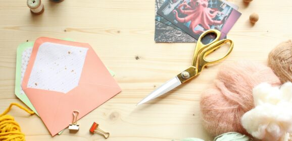 Pudełka kaszerowane – jak wykorzystać je w kreatywnych projektach DIY?